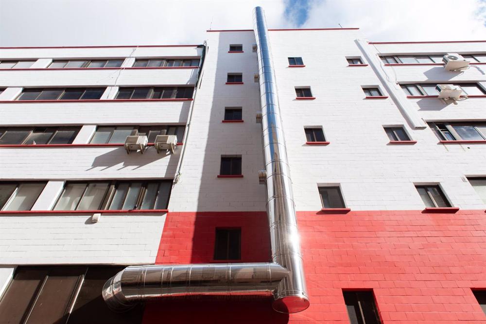 Archivo - Fachada del local con diez cocinas industriales, vinculado a la empresa Kitchen Cluster. Archivo. Archivo