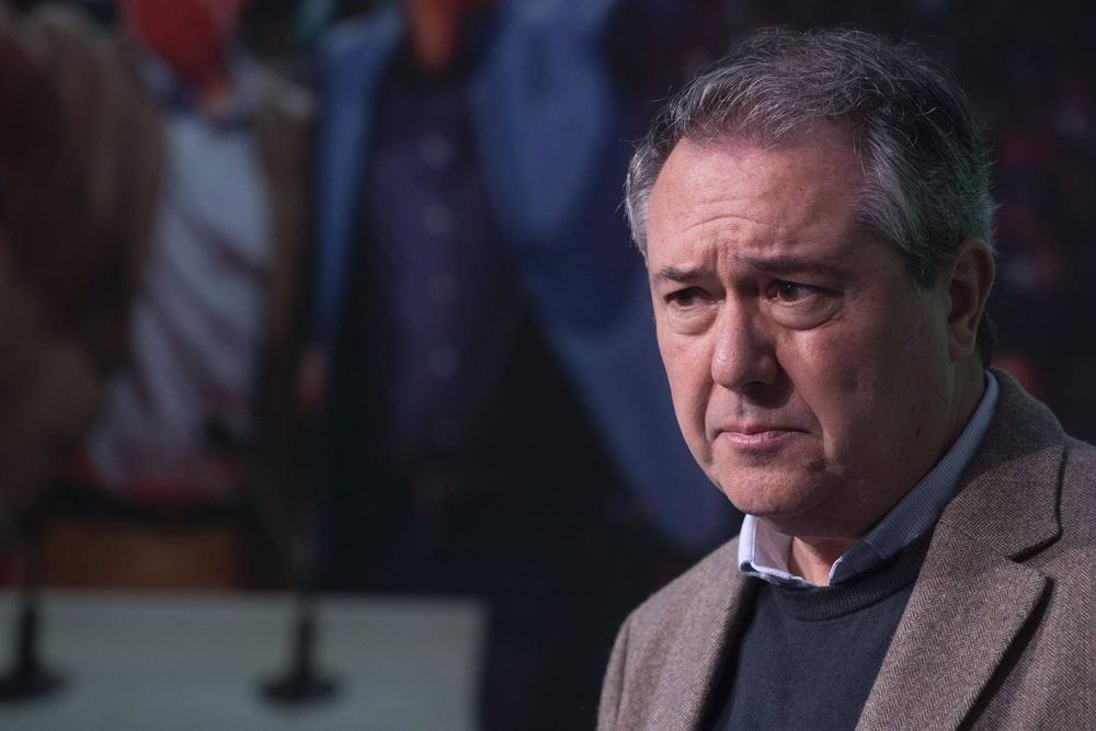 El secretario general del PSOE de Andalucía y Portavoz del Grupo Parlamentario Socialista, Juan Espadas, durante la rueda de prensa en la sede del PSOE-A, a 27 de diciembre de 2022 en Sevilla (Andalucía, España). El número 1 del PSOE-A, Juan Espadas, ha o El