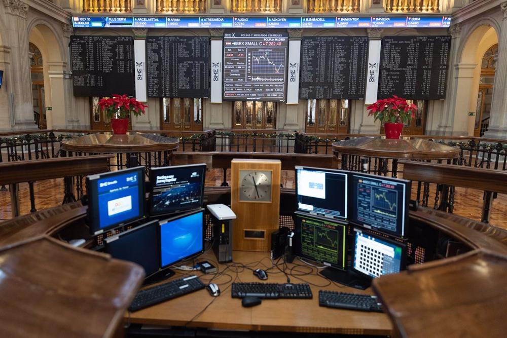 Un panel del Ibex 35 en el Palacio de la Bolsa, a 27 de diciembre de 2022, en Madrid (España). Un