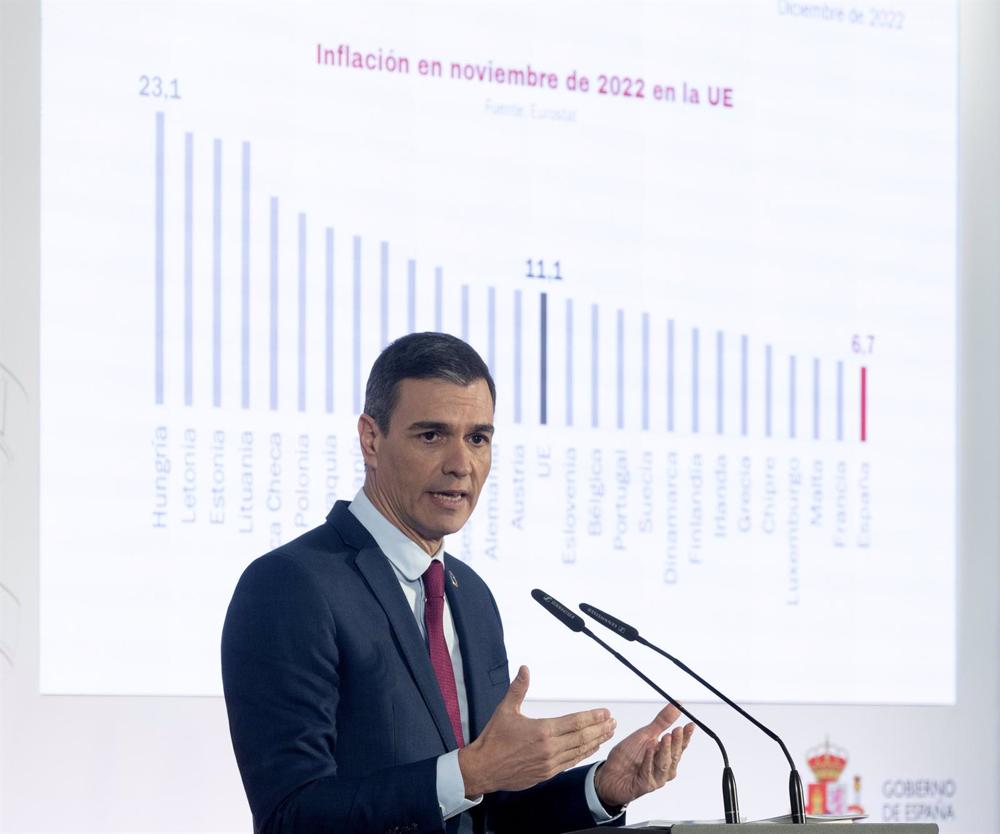 El presidente del Gobierno, Pedro Sánchez, comparece en rueda de prensa tras el último Consejo de Ministros, en el Complejo de la Moncloa, a 27 de diciembre de 2022, en Madrid (España). El