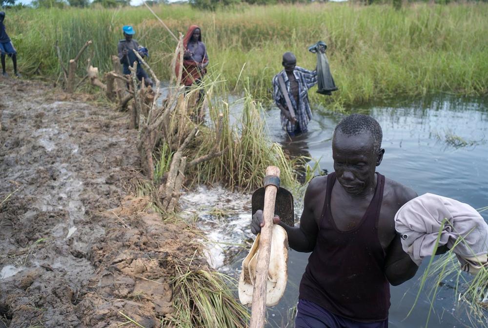 Archive - Construction work on Nile River dam to prevent flooding in South Sudan Archive