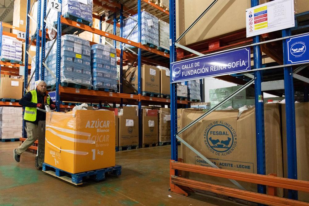 Cajas apiladas en estantes en la Fundación Banco de Alimentos Cajas