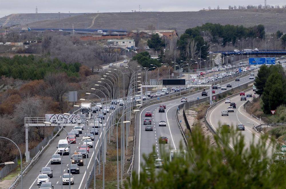 Circulación en la autovía A3 durante el primer día de operación salida por Navidad, a 23 de diciembre de 2022, en Madrid (España). La Dirección General de Tráfico (DGT) pone en marcha hoy el dispositivo especial de regulación, ordenación y vigilancia del Circulación