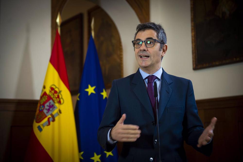 El ministro de la Presidencia, Relaciones con las Cortes y Memoria Democrática, Félix Bolaños, interviene en el homenaje a Carmen de Burgos con motivo del 155 aniversario de su nacimiento, a 16 de diciembre de 2022, en Madrid (España). El