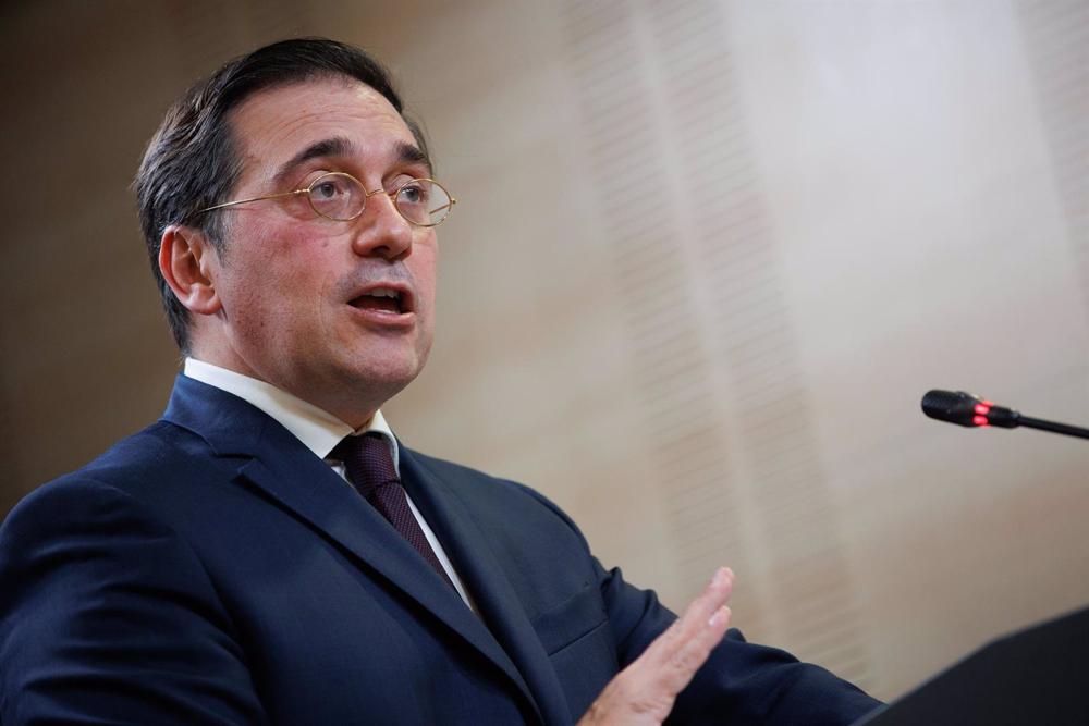 Il ministro degli Affari esteri, dell'Unione europea e della Cooperazione, José Manuel Albares (a destra), durante una conferenza stampa nel Palacio de Viana, il 19 dicembre 2022, a Madrid (Spagna). Il