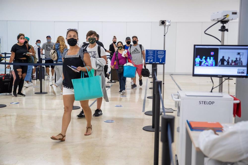 Arquivo - Os passageiros que aterram no Aeroporto Internacional de Cancun são submetidos a verificações de temperatura à chegada. Arquivo