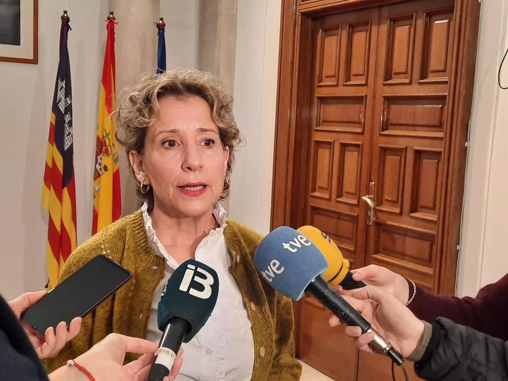 La delegada del Gobierno en Baleares, Aina Calvo, atendiendo a los medios. La