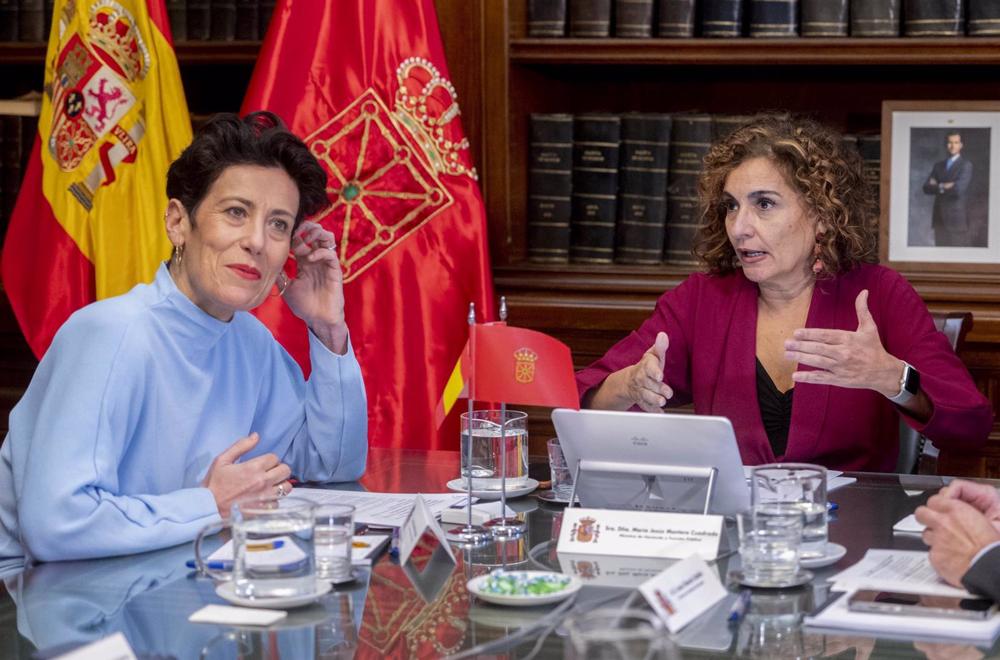La consejera de Economía y Hacienda del Gobierno Navarro, Elma Saiz (i), y la ministra de Hacienda y Función Pública, María Jesús Montero (d), durante su reunión en la Comisión Coordinadora del Convenio Económico de Navarra, en la sede del Ministerio, a 2 La