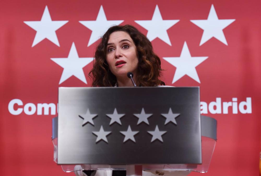 La presidenta de la comunidad de Madrid, Isabel Díaz Ayuso, durante una rueda de prensa posterior a la reunión del Consejo de Gobierno de la Comunidad de Madrid, en la Real Casa de Correos, a 28 de diciembre de 2022 La