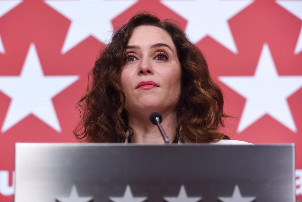 La presidenta de la comunidad de Madrid, Isabel Díaz Ayuso, durante una rueda de prensa posterior a la reunión del Consejo de Gobierno de la Comunidad de Madrid, en la Real Casa de Correos, a 28 de diciembre de 2022. La