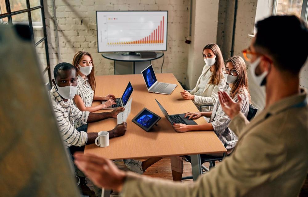 Empleados utilziando la tecnología de Lenovo y Microsoft Teams Empleados