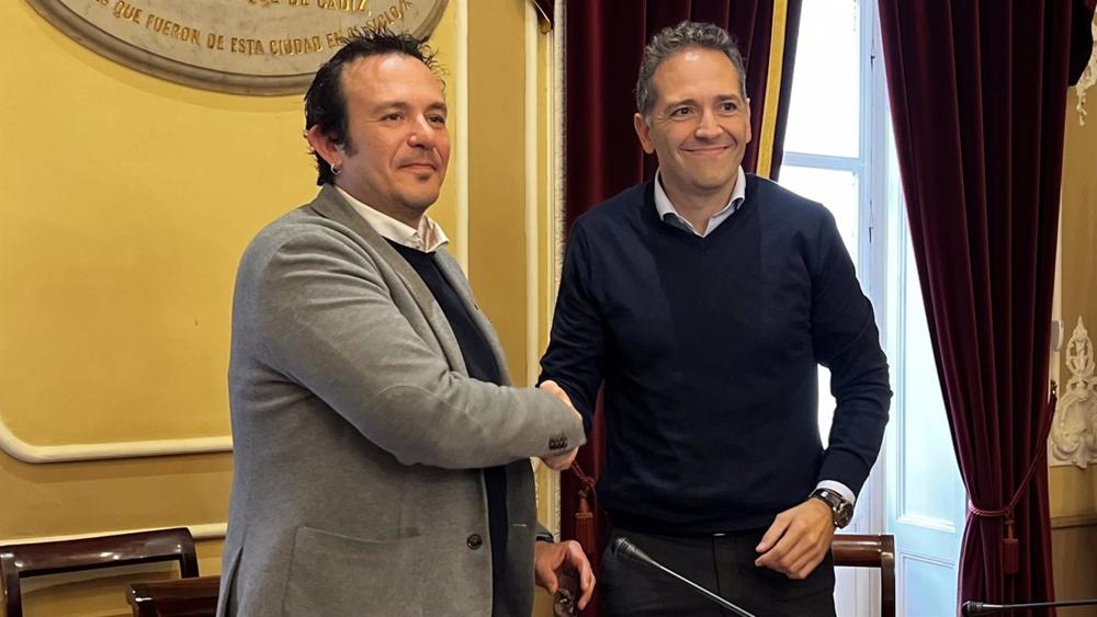 El alcalde de Cádiz en la firma del nuevo contrato de recogida de basura y limpieza con Valoriza. El
