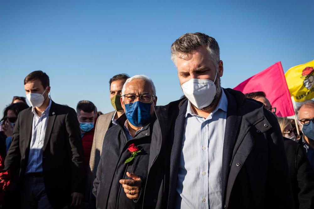 Arquivo - O Primeiro Ministro de Portugal António Costa com o Ministro das Infra-estruturas Pedro Nuno Santos durante uma marcha do Partido Socialista. Arquivo