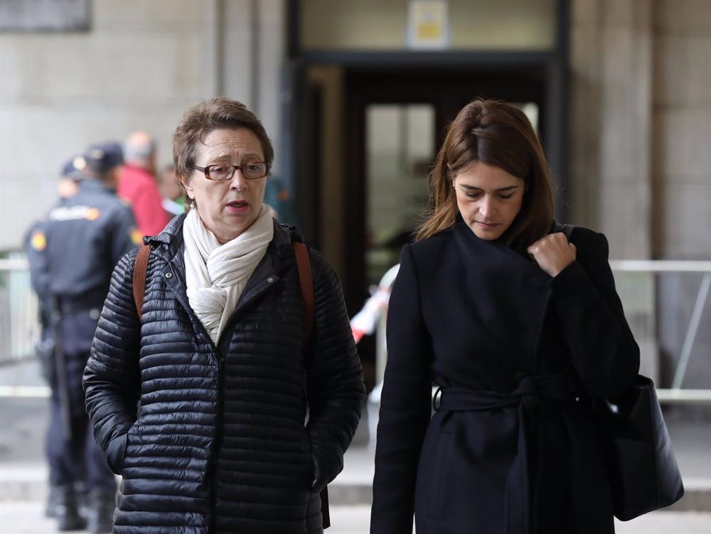 Archivo - La exconsejera de Hacienda y Administraciones Públicas de la Junta de Andalucía, Carmen Martínez Aguayo, a la izquierda de la imagen Archivo