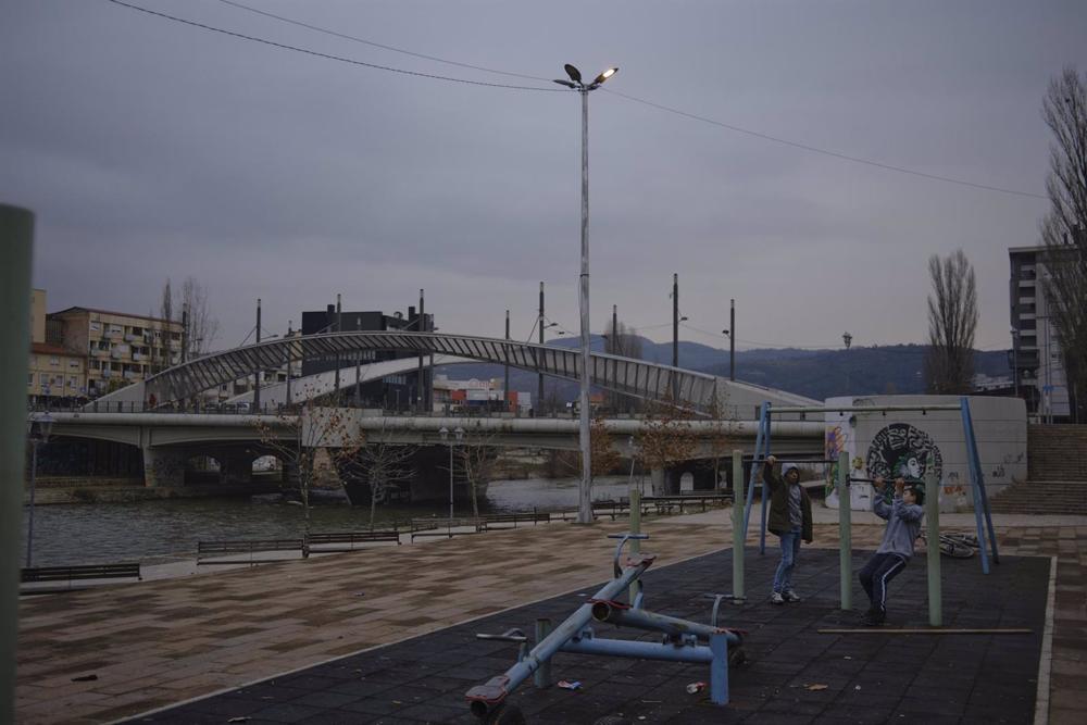 Des enfants jouent près de la rivière qui divise la ville de Mitrovica. Des