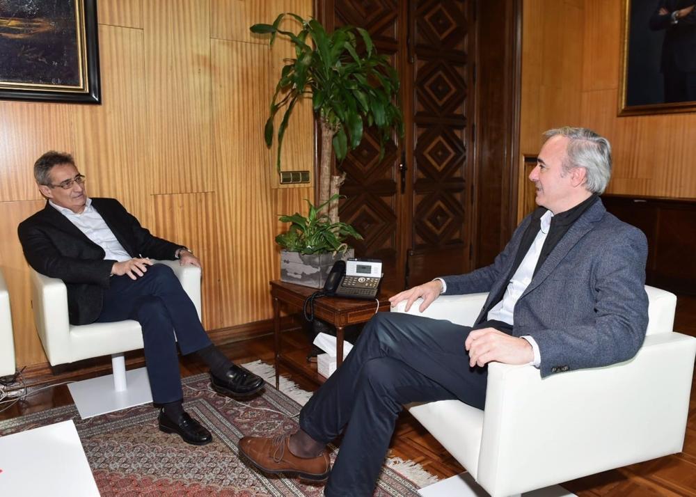 El alalde de Zaragoza, Jorge Azcón, se reúne con el portavoz del grupo municipal de VOX, Julio Calvo El