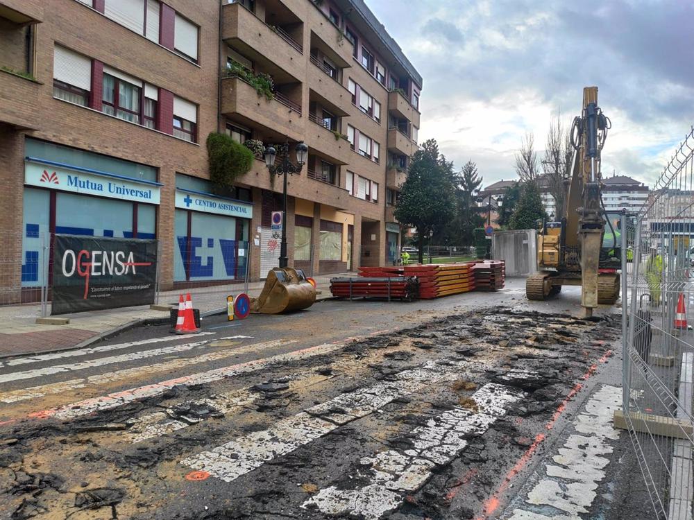 Obras del colector en la calle Francisco Fernández, previas a la reordenación de la glorieta de la Cruz Roja en Oviedo Obras