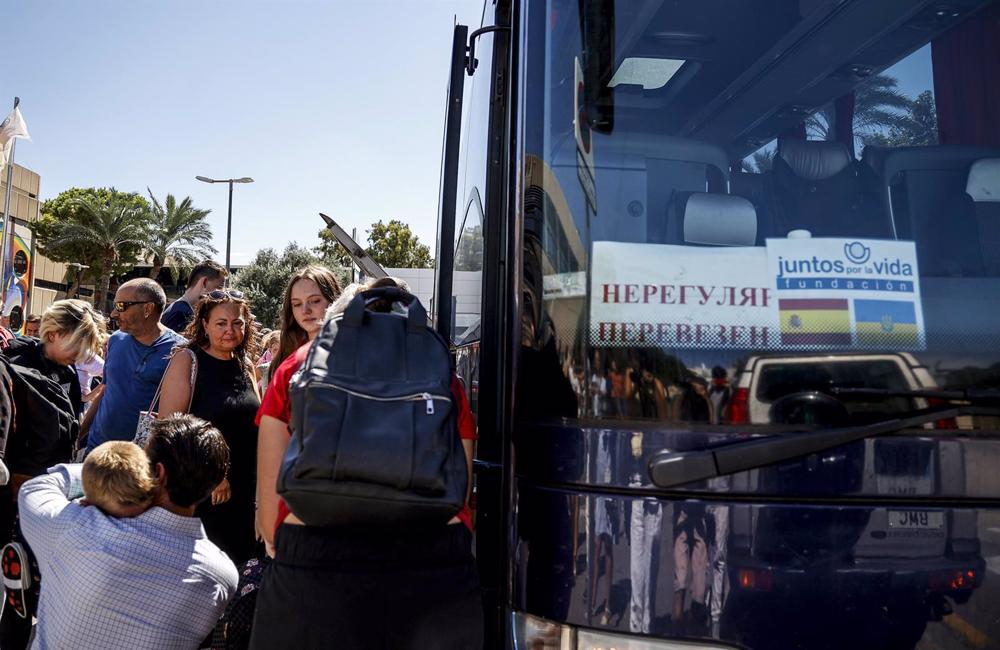 Archivo - Un hombre abraza a un niño ucraniano en el Rectorado de la Universidad Politècnica de Valencia, a 2 de septiembre de 2022, en Valencia, Comunidad Valenciana (España). Casi 50 menores ucranianos regresaron el pasado mes de agosto a su país tras p Archivo