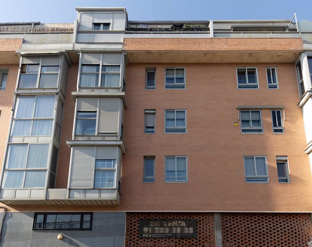 Vista de un cartel en venta en un edificio, a 28 de diciembre de 2022, en Madrid (España). El real decreto de ayudas económicas para hacer frente a la subida de los precios prorroga la subida máxima del 2% de los alquileres de vivienda hasta el 31 de dici Vista