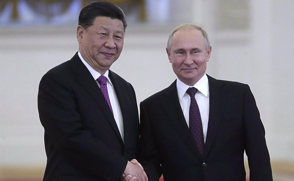 File - Russian President Vladimir Putin (r) welcomes his Chinese counterpart Xi Jinping (l) during his 2019 visit to Moscow. File