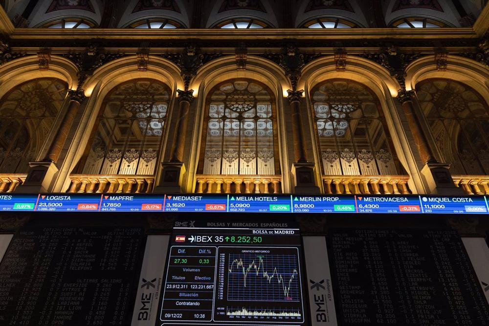 Un panel del Ibex 35 en el Palacio de la Bolsa de Madrid, a 9 de diciembre de 2022, en Madrid (España). Un