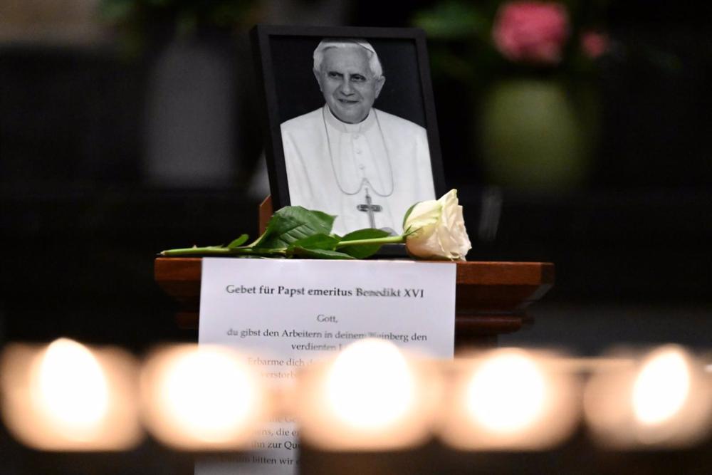 Offrande à la mémoire du Pape émérite Benoît XVI à Cologne, Allemagne Offrande