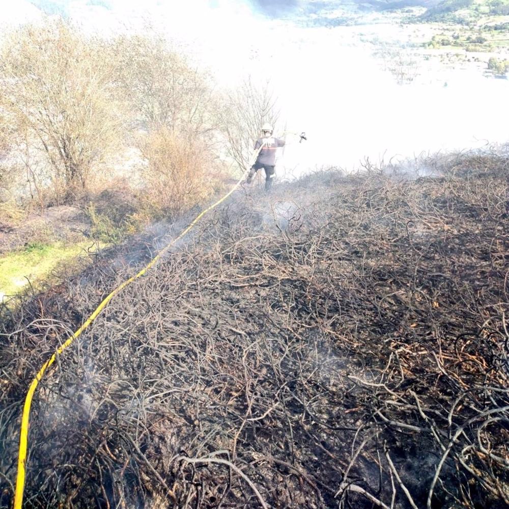 Archivo - Bomberos extiguen en Los Corrales de Buelna un incendio forestal ya apagado que se había reavivado.- Archivo Archivo