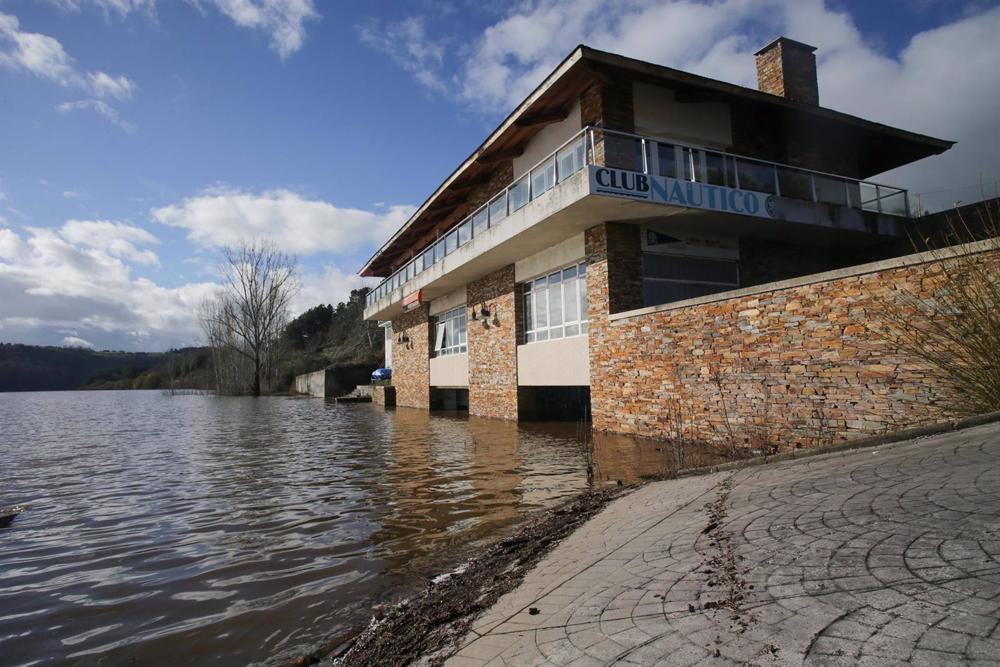Club Náutico de Portomarin, con los bajos anegados por las aguas del Río Miño, a 2 de enero de 2023. Club