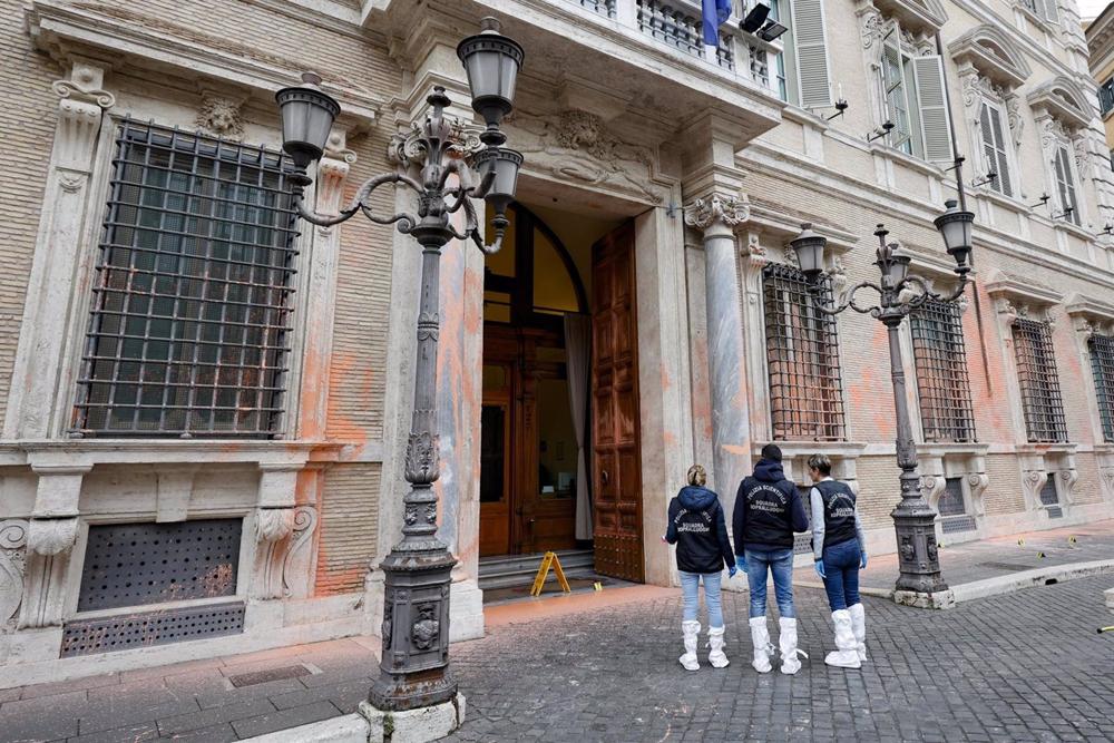 Des militants écologistes barbouillent de peinture orange le bâtiment du Sénat en Italie. Des