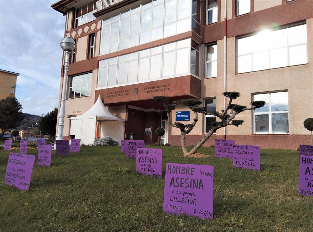 Carteles en Muskiz (Bizkaia) de denuncia de la violencia machista (archivo) Carteles