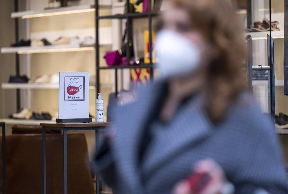 Archive - Poster on the use of face masks in a Berlin retail store Archive