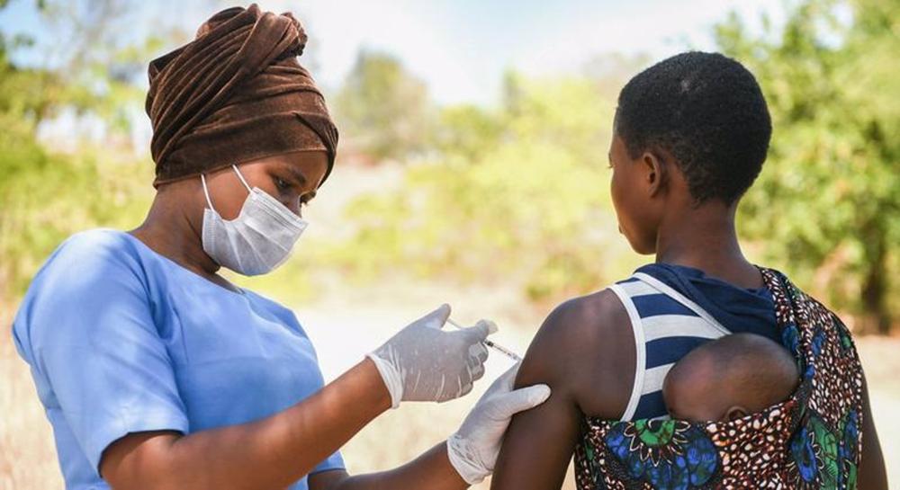 Fichier - Image de fichier d'une femme recevant une vaccination dans le district de Kasungo, au Malawi. Fichier