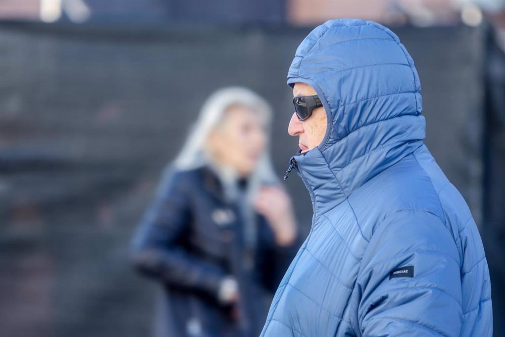 Archivo - Un hombre pasea abrigado con capucha, a 1 de diciembre de 2022, en Madrid (España). Archivo