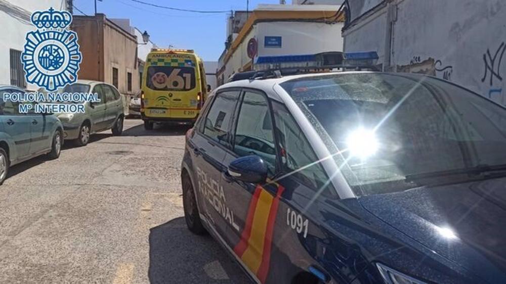 Coche de Policía Nacional junto a una ambulancia Coche