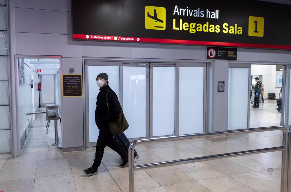 Un pasajero llega al aeropuerto Adolfo Suárez Madrid-Barajas procedente de un vuelo de Chongqing (China), a 3 de enero de 2023, en Madrid (España). Un