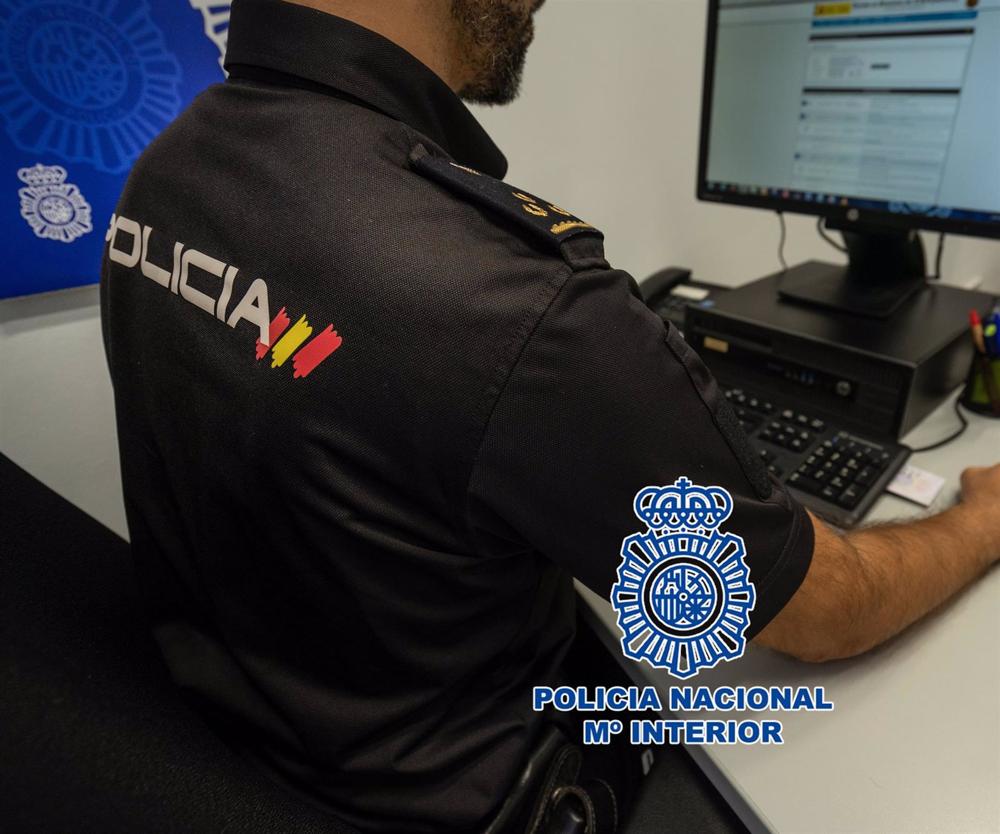 Archivo - Imagen de archivo del control de pasaportes del Aeropuerto de Tenerife Sur Archivo