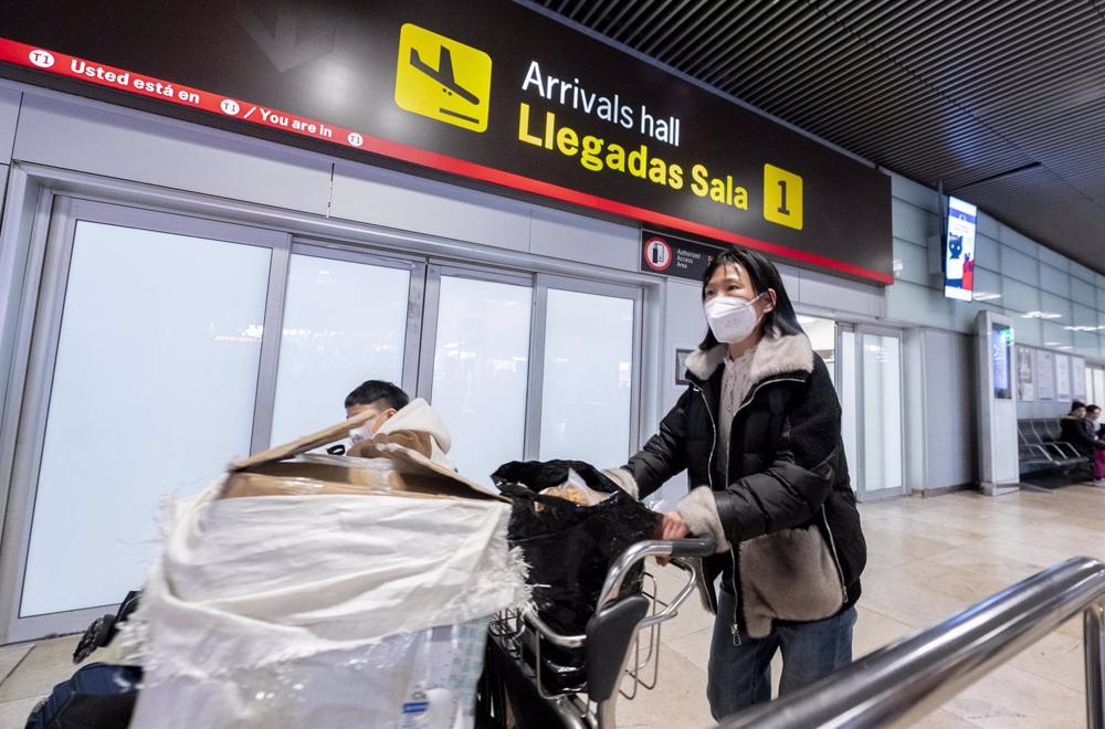 Un passager arrivant à l'aéroport Adolfo Suárez Madrid-Barajas après un vol en provenance de Chongqing (Chine). Un