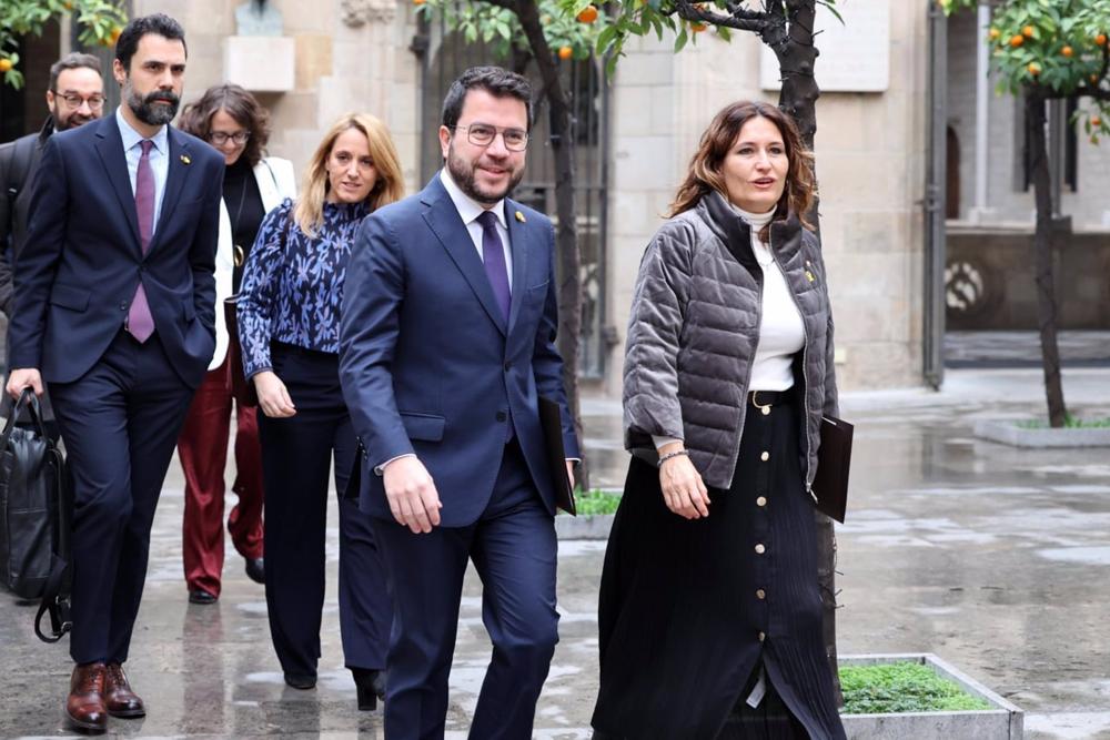 El presidente de la Generalitat, Pere Aragonès, junto a la consellera Laura Vilagrà y otros consellers antes del Consell Executiu, a 3 de enero de 2023. El