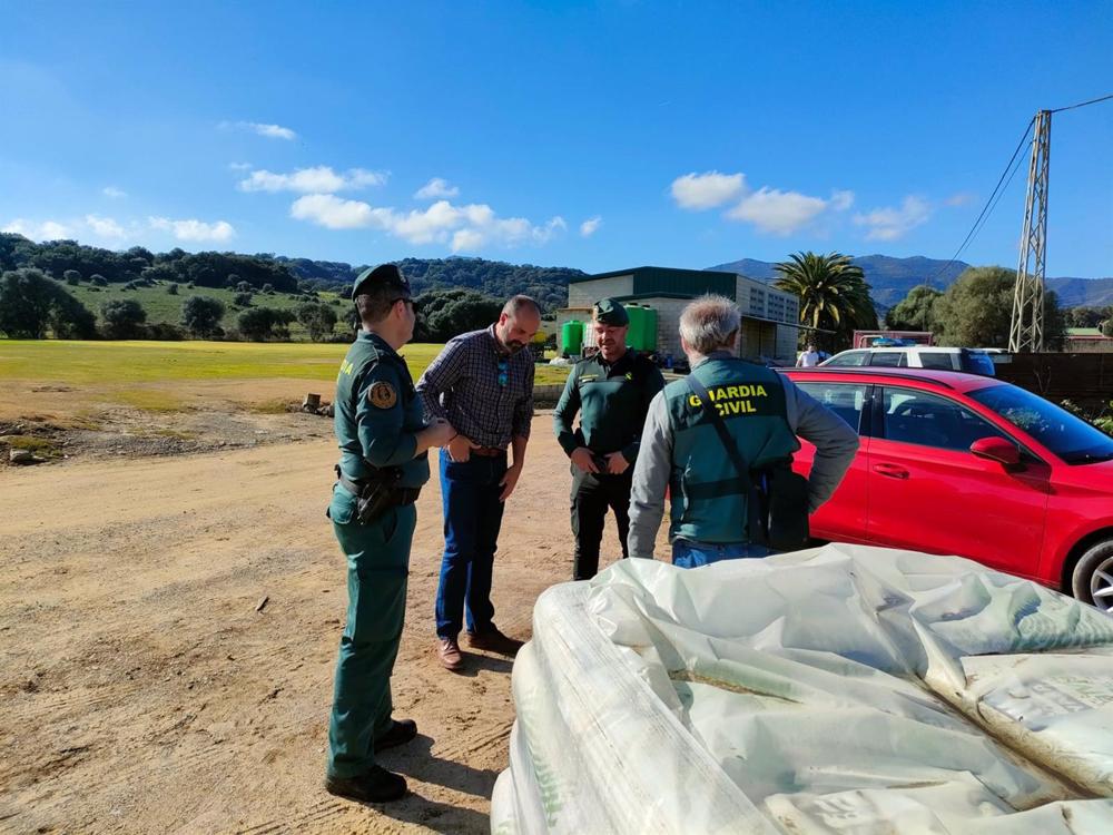 El alcalde de Los Barrios, Miguel Alconchel, en la visita al dispositivo de la Guardia Civil para localizar al felino de grandes dimensiones visto en la zona El
