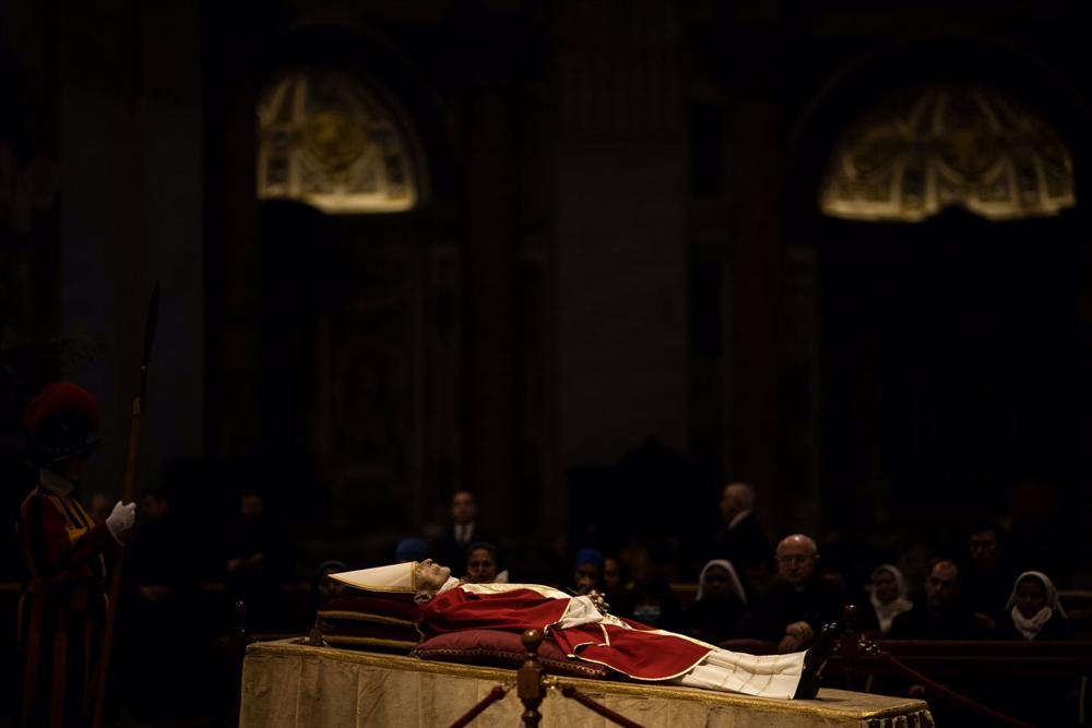 El cuerpo del papa emérito Benedicto XVI expuesto en la basílica de San Pedro. El
