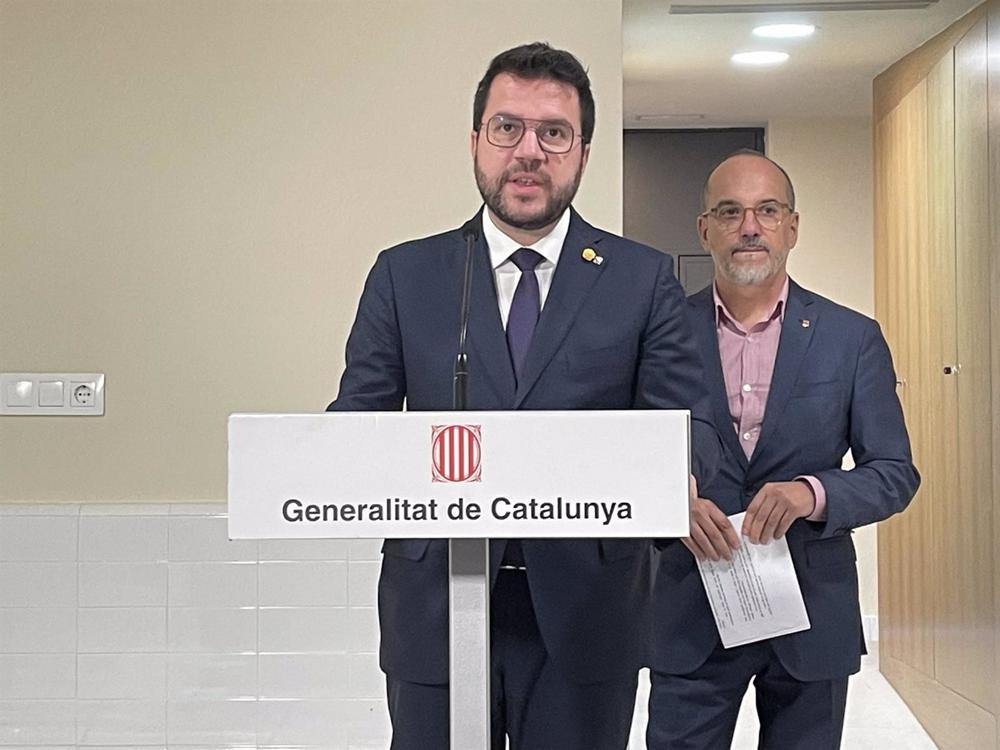 El presidente de la Generalitat Pere Aragonès y el conseller Carles Campuzano, en una visita a un equipamiento de la Fundació Arrels El