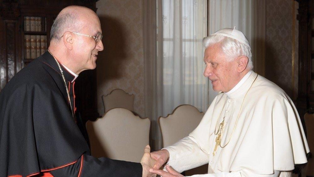 Le Cardinal Bertone avec le Pape Benoît XVI. Le
