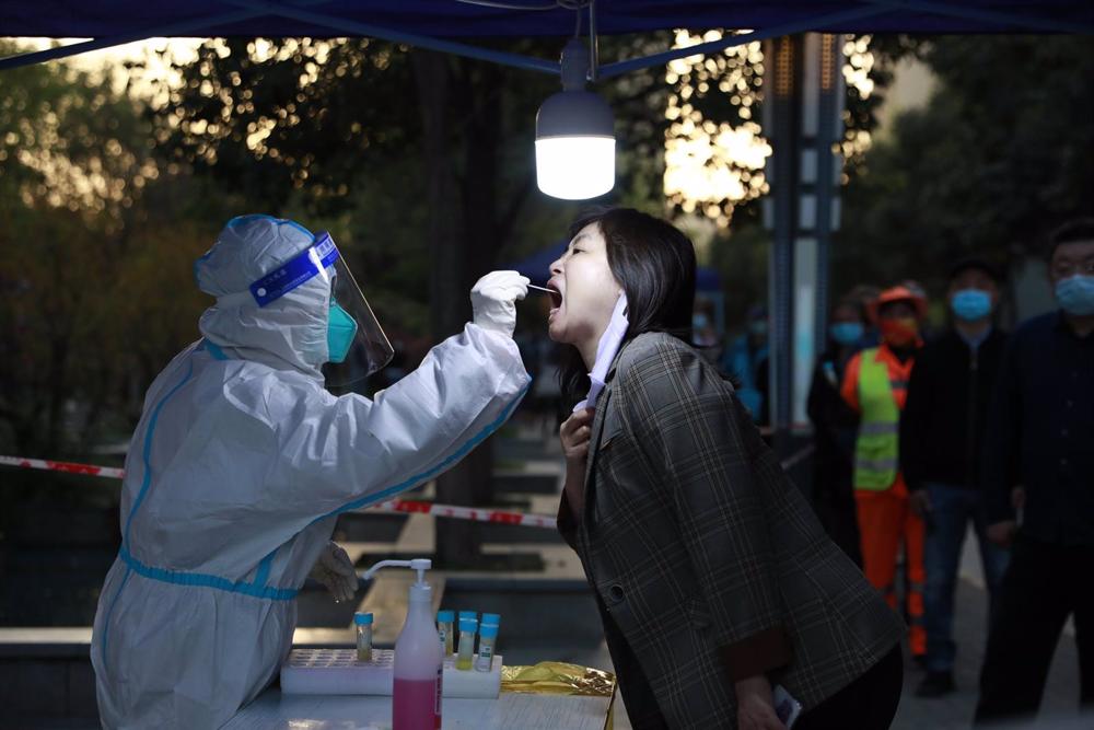 File - Immagine di una persona sottoposta a un test per il coronavirus in Cina. File