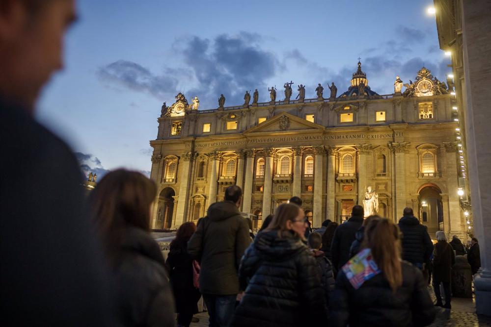 Una fila di persone attende fuori dalla Basilica di San Pietro per salutare il Papa Emerito Benedetto XVI. Una