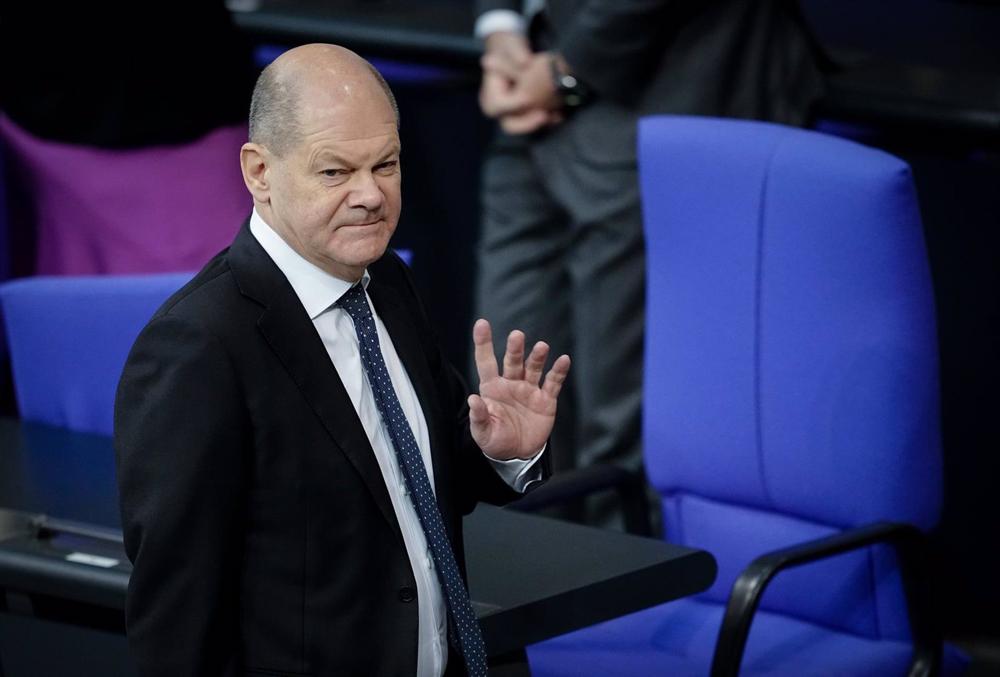 14 December 2022, Berlin: German Chancellor Olaf Scholz arrives at the Bundestag session to deliver a government statement on the EU Council and the EU/Asean Summit. Photo: Kay Nietfeld/dpa 14