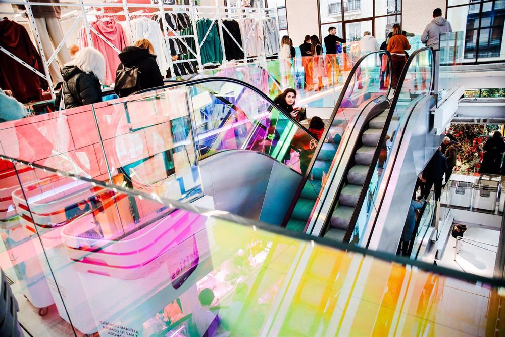 Varias personas en la tienda de Lefties de la calle Montera, a 9 de diciembre de 2022, en Madrid (España). Varias