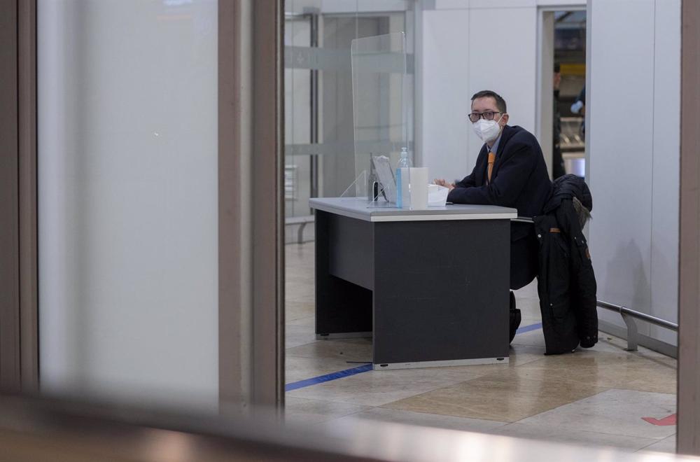 Un trabajador al tiempo que ha llegado un vuelo procedente de Chongqing (China), al aeropuerto Adolfo Suárez Madrid-Barajas, a 3 de enero de 2023, en Madrid (España). Un