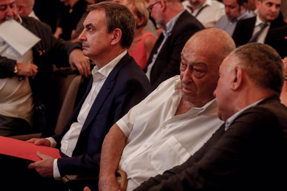 Archivo - El ex presidente del Gobierno José Luis Rodríguez Zapatero junto al ex secretario general de la UGT Nicolás Redondo en la jornada '1888-2018: UGT en la historia del sindicalismo ferroviario en España'. Archivo