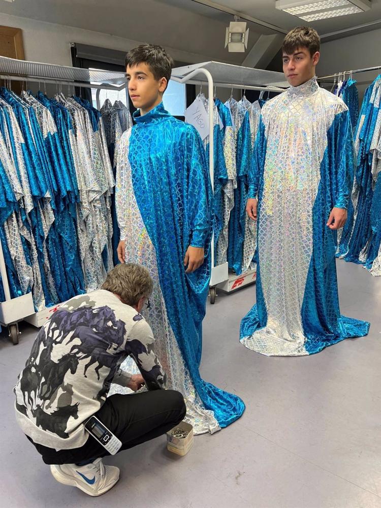 Ovidio Ceñera (jefe de sastrería del Teatro Real), junto con los niños Izan y Kilian Fernández que participarán este 5 de enero de 2023 en la Cabalgata de los Reyes Magos de Madrid, en la carroza del Teatro Real Ovidio