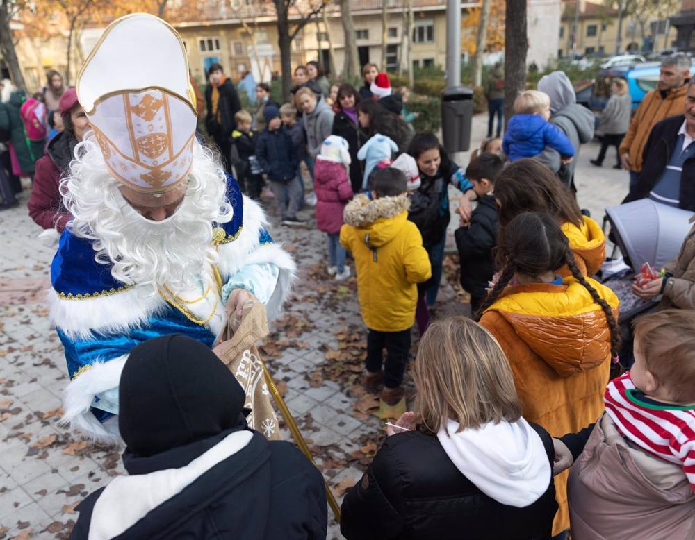 Un grupo de niños ucranianos saludan a San Nicolás en la Plaza San Amaro Un